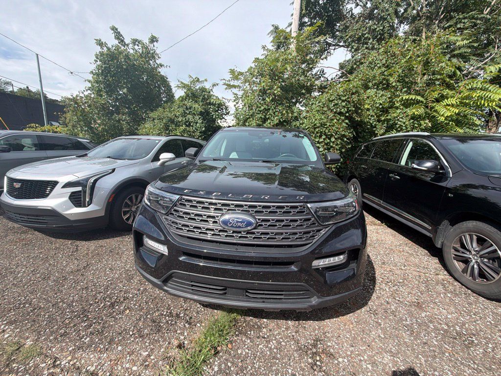 Used 2021 Ford Explorer XLT w/ Equipment Group 202A AWD/4WD image 2