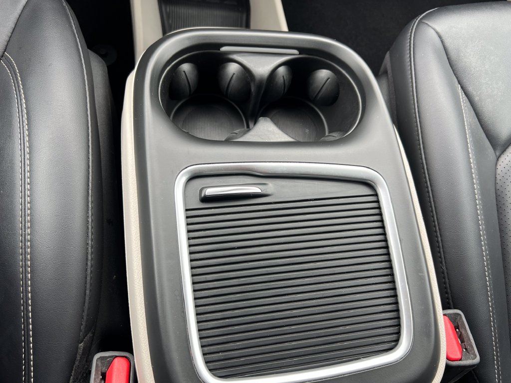 Used 2024 Chrysler Pacifica Touring-L FWD image 32
