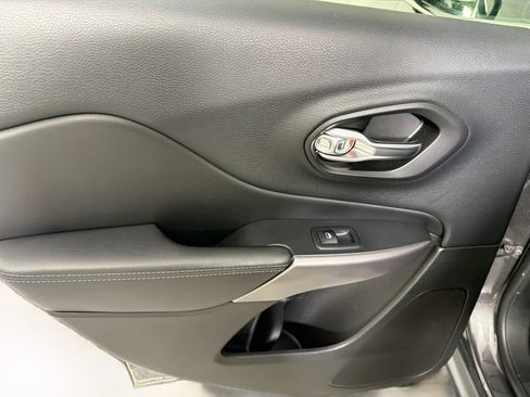 Used 2019 Jeep Cherokee Latitude Plus FWD image 24