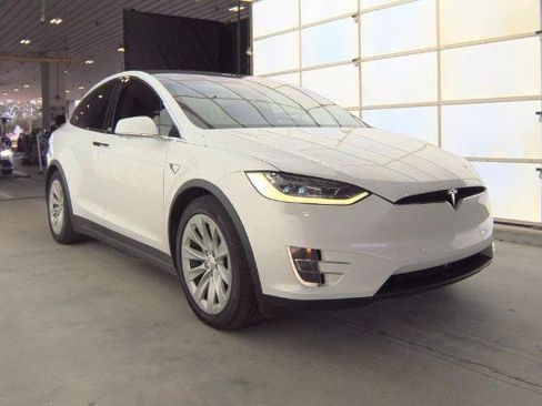 Used 2018 Tesla Model X 75D image 3