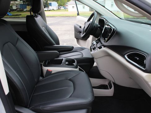 Used 2024 Chrysler Pacifica Select image 53