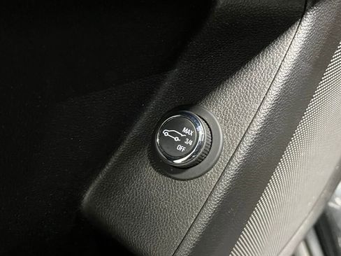 Used 2020 Chevrolet Traverse LT image 18