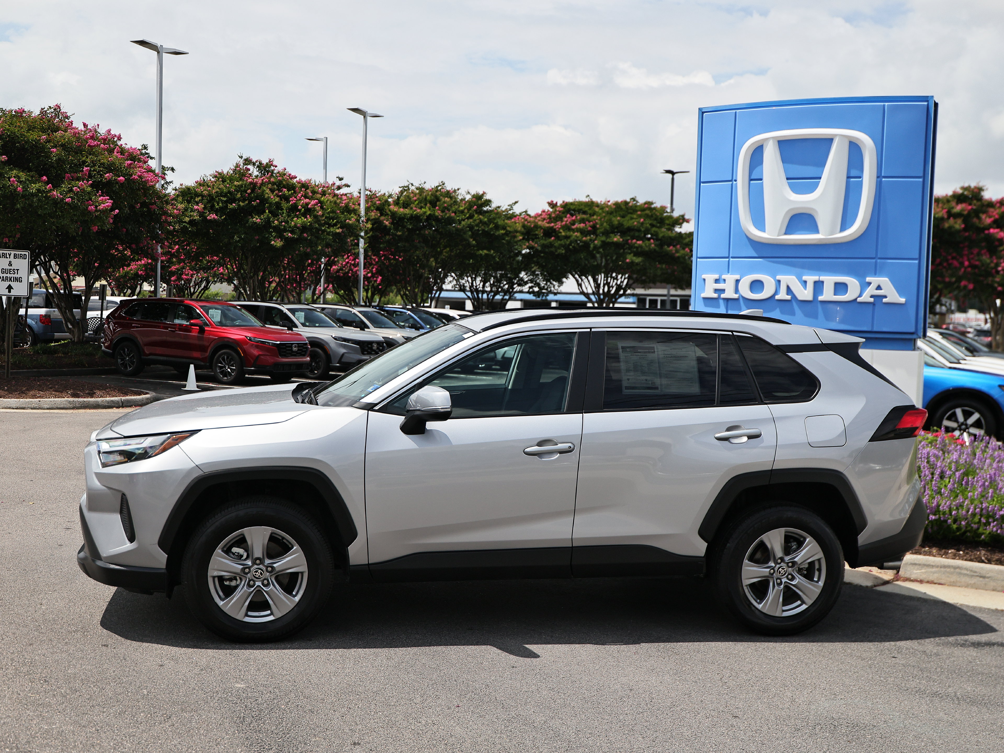 Used 2025 Toyota RAV4 XLE FWD image 4