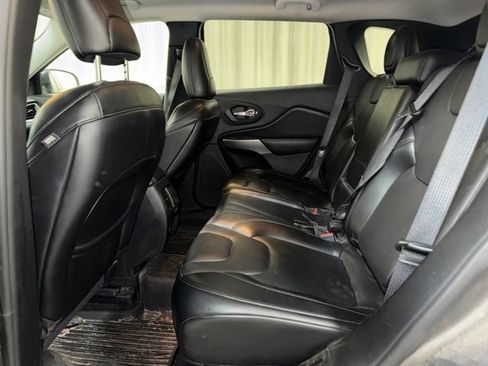 Used 2021 Jeep Cherokee Latitude Lux w/ Mopar Interior Package AWD/4WD image 17