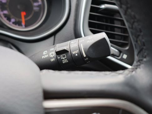 Used 2019 Jeep Cherokee Latitude Plus w/ Comfort/Convenience Group image 20