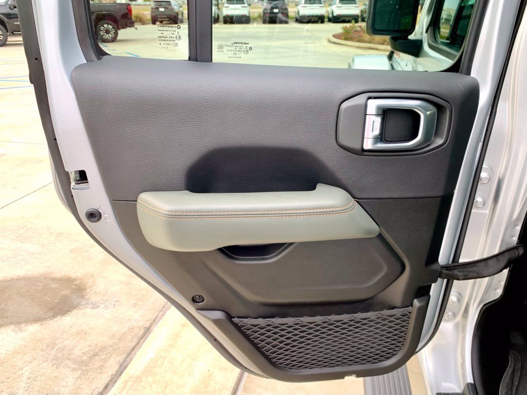 Used 2024 Jeep Gladiator Mojave AWD/4WD image 16