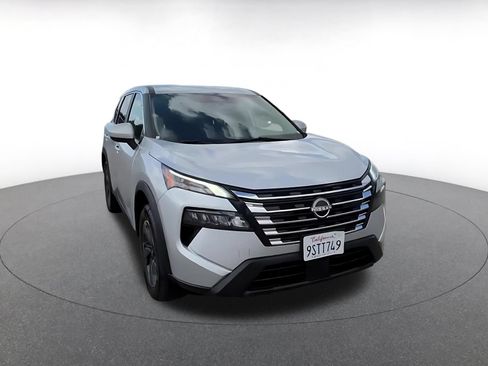 Used 2025 Nissan Rogue SV FWD image 3