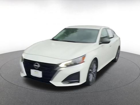 Used 2025 Nissan Altima 2.5 SV FWD image 7