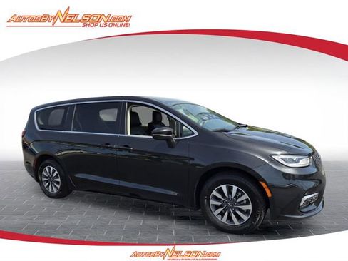 Used 2023 Chrysler Pacifica Touring-L FWD image 1