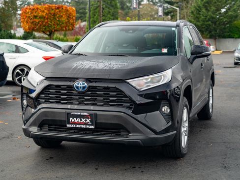 Used 2020 Toyota RAV4 XLE image 4
