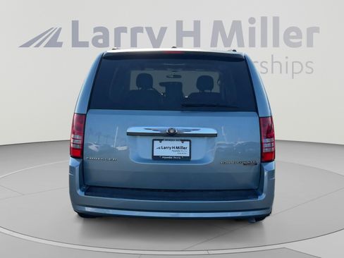 Used 2010 Chrysler Town & Country Touring FWD image 5