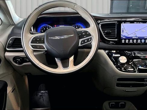 Used 2017 Chrysler Pacifica Limited FWD image 8