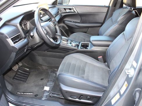 Used 2024 Mitsubishi Outlander SE image 16