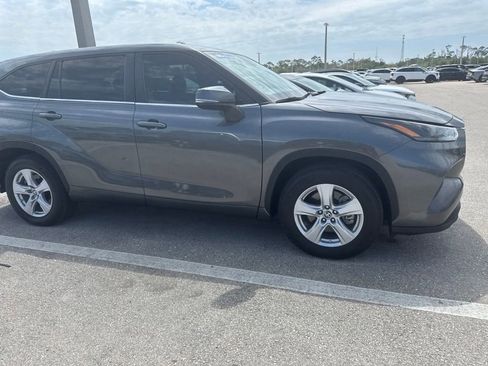 Used 2023 Toyota Highlander LE FWD image 2