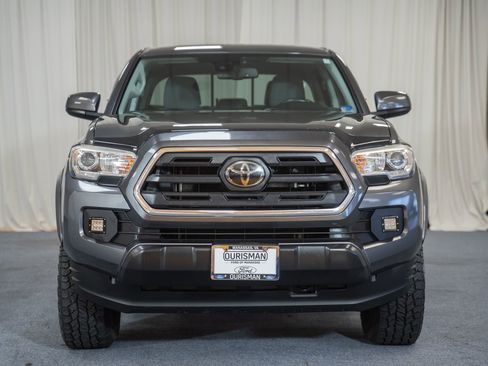 Used 2018 Toyota Tacoma SR5 AWD/4WD image 2