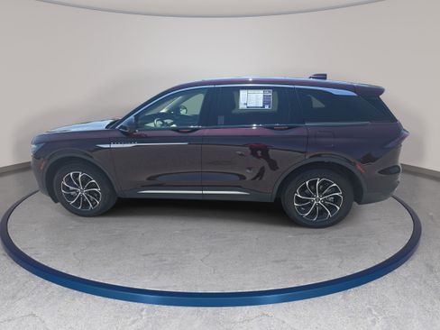Used 2025 Lincoln Nautilus Premier AWD/4WD image 8