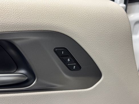 Used 2024 Chrysler Pacifica Touring-L image 10