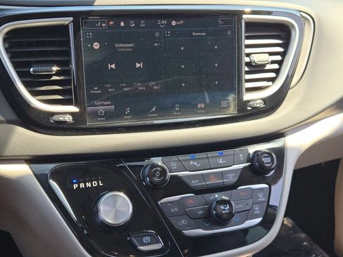 Certified 2024 Chrysler Pacifica Touring-L FWD image 31