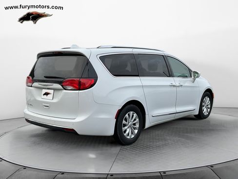Used 2018 Chrysler Pacifica Touring-L image 3