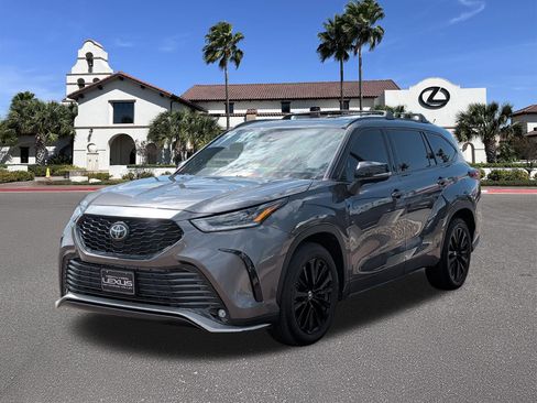 Used 2023 Toyota Highlander XSE FWD image 5