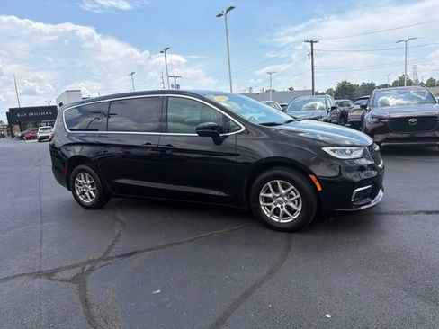 Used 2025 Chrysler Pacifica Select FWD image 3