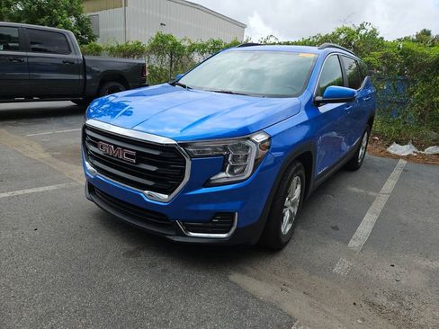 Used 2024 GMC Terrain SLE w/ Driver Convenience Package FWD image 2