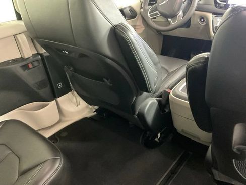 Used 2024 Chrysler Pacifica Touring-L FWD image 20