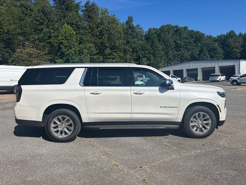 Used 2025 Chevrolet Suburban Premier AWD/4WD image 4