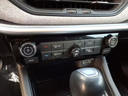 Used 2024 Jeep Compass Latitude w/ Sun and Sound Group AWD/4WD image 33