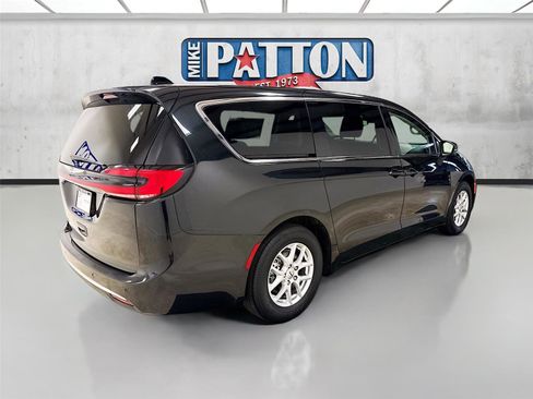 Used 2023 Chrysler Pacifica Touring-L image 7