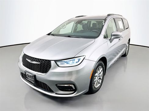Used 2021 Chrysler Pacifica Touring w/ Cold Weather Group image 3
