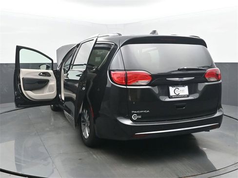 Used 2019 Chrysler Pacifica Touring-L image 56