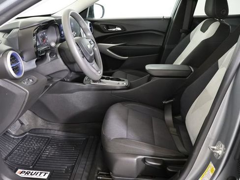 Used 2025 Chevrolet Trax LS FWD image 17