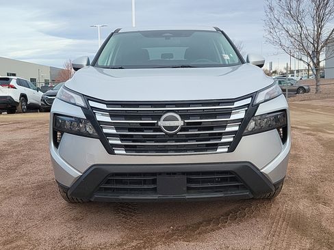 Used 2025 Nissan Rogue SV image 2