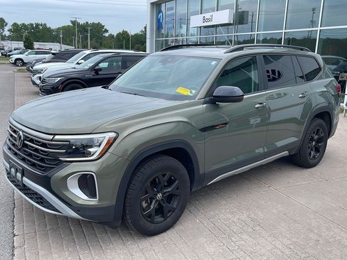 Used 2025 Volkswagen Atlas Peak Edition SE AWD/4WD image 3