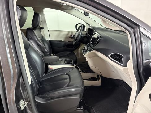 Used 2023 Chrysler Pacifica Touring-L FWD image 20
