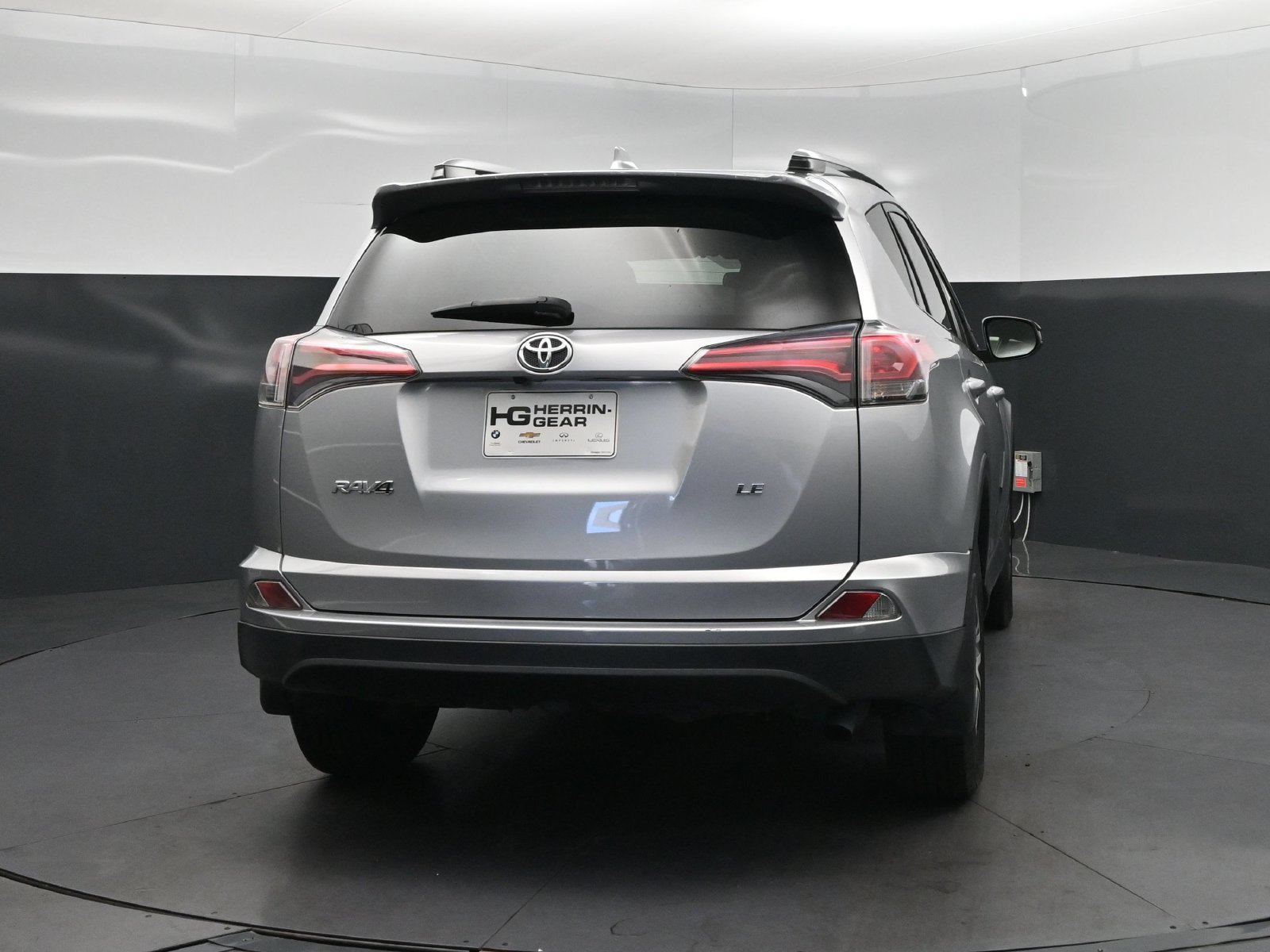 Used 2018 Toyota RAV4 LE FWD image 7
