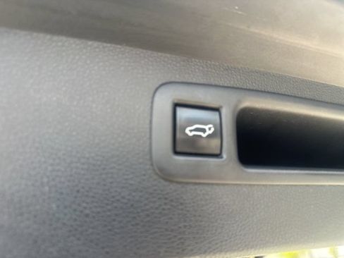 Used 2020 Toyota Highlander XLE AWD/4WD image 14