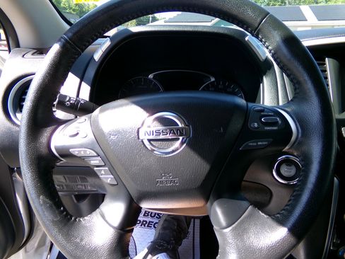 Used 2019 Nissan Pathfinder SV image 12