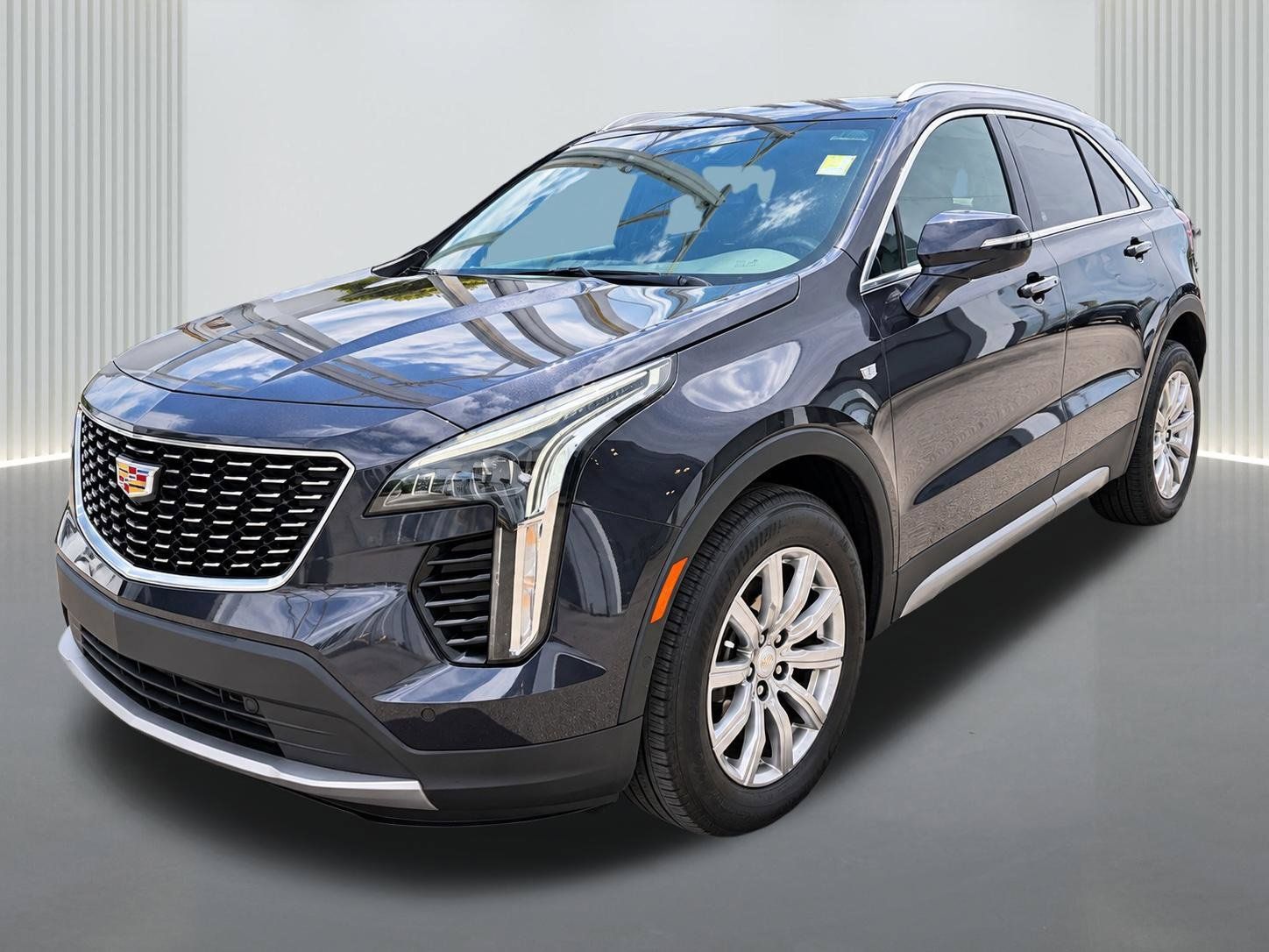 Used 2022 Cadillac XT4 Premium Luxury w/ Enhanced Visibility Package FWD image 2