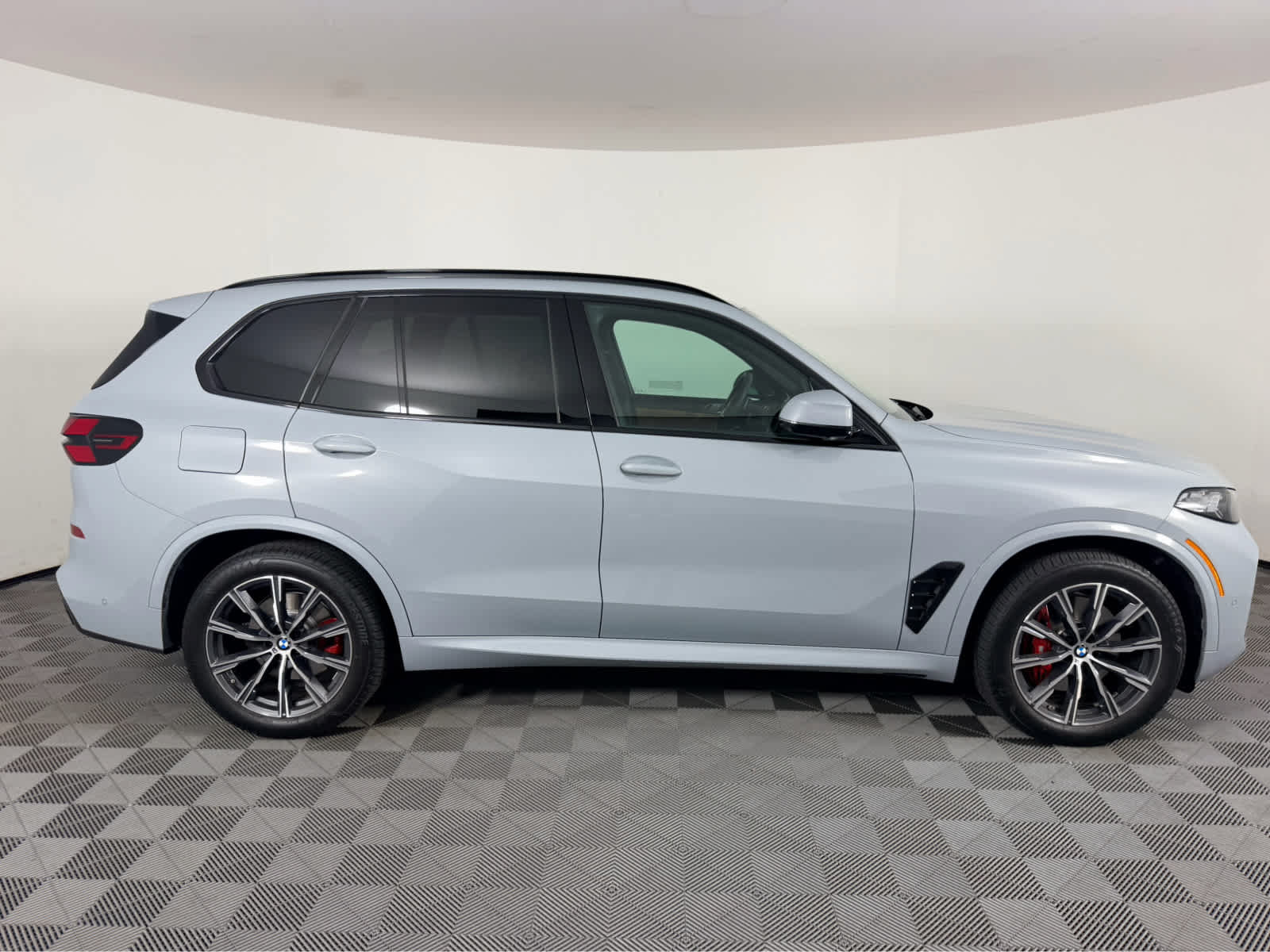 Used 2026 BMW X5 xDrive40i w/ M Sport Package AWD/4WD image 2