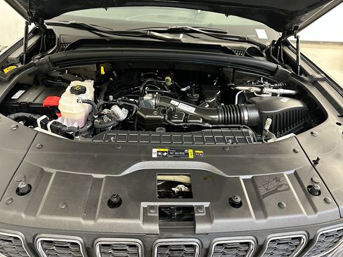 Used 2023 Jeep Grand Cherokee Laredo AWD/4WD image 33