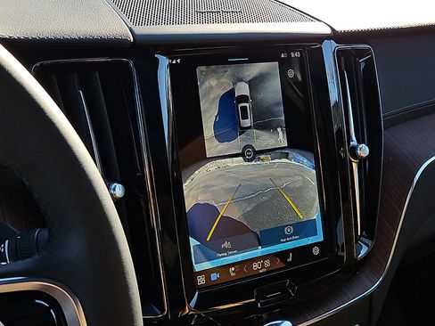 Certified 2024 Volvo XC60 B5 Ultimate w/ Protection Package Premier image 19