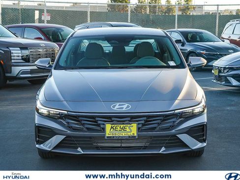 New 2026 Hyundai Elantra SE FWD image 2