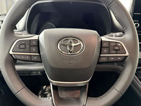 Certified 2026 Toyota Sienna XLE FWD image 17