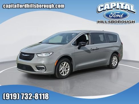 Used 2025 Chrysler Pacifica Select FWD image 1