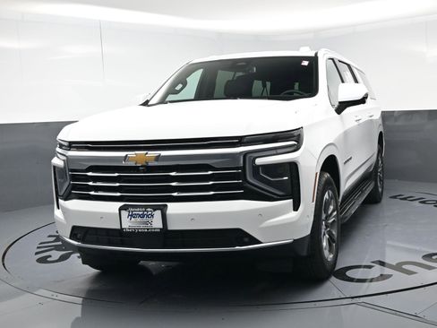 Used 2025 Chevrolet Suburban LT w/ Comfort Package AWD/4WD image 11