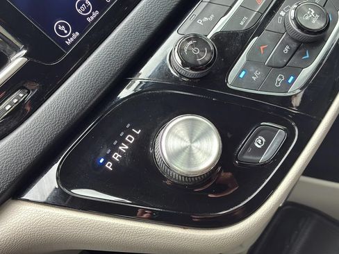 Used 2018 Chrysler Pacifica Touring-L FWD image 36