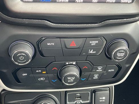 Used 2021 Jeep Renegade Limited w/ Sun & Sound Group AWD/4WD image 24