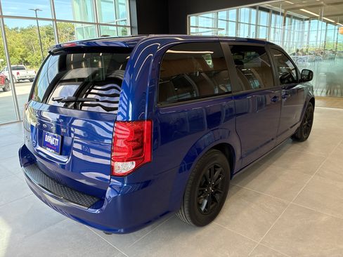 Used 2020 Dodge Grand Caravan SXT w/ Driver Convenience Group FWD image 4